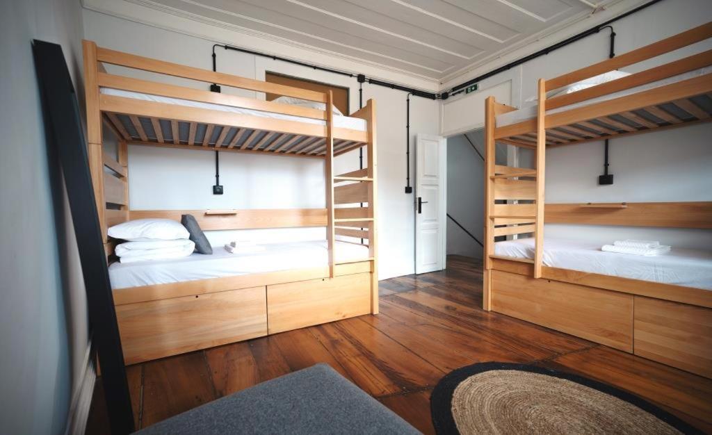 Inn Door 21 - Hostel & Suite Браганса Екстер'єр фото
